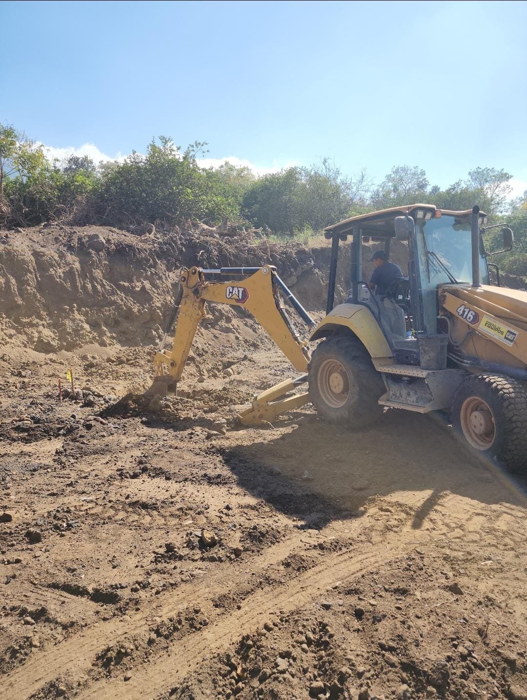 Movimiento de tierra con retroexcavadora ejecutado por SENOVA