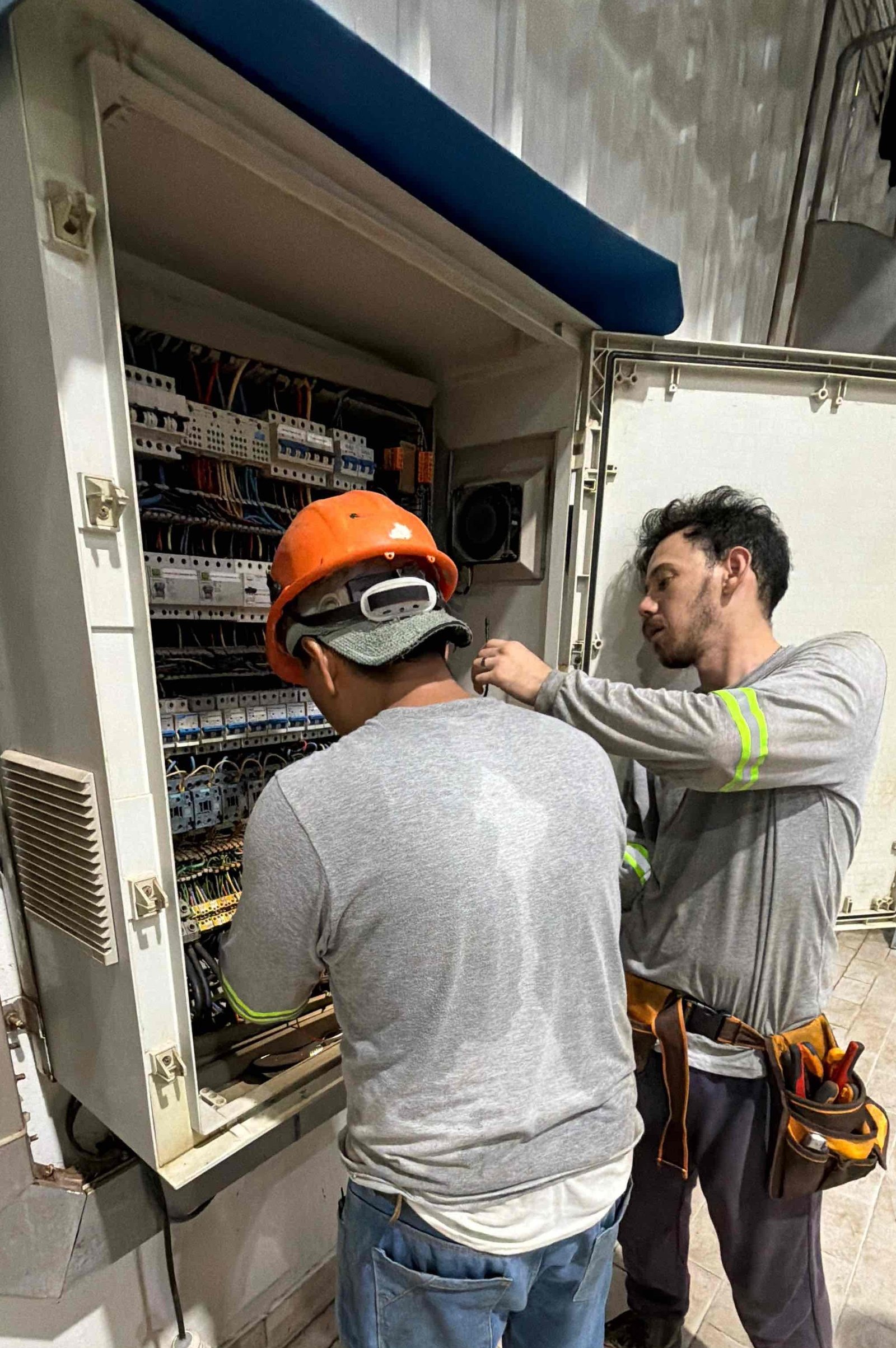 Técnicos de SENOVA dando mantenimiento a tablero eléctrico