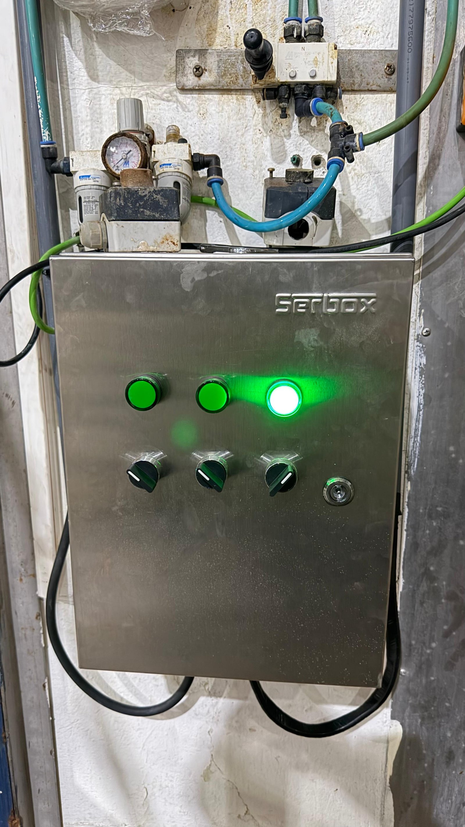 Tablero de control eléctrico instalado por SENOVA