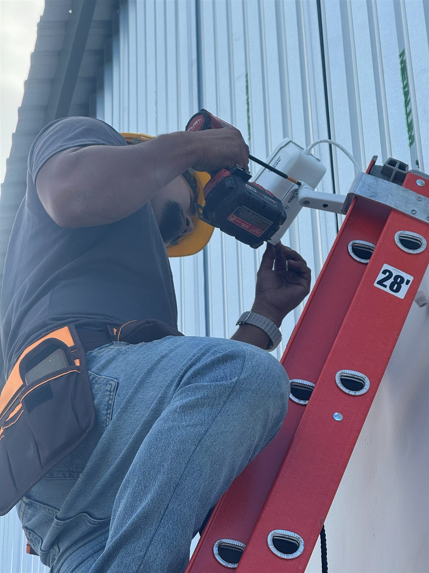 Instalación de sistema de seguridad electrónica en campo — SENOVA